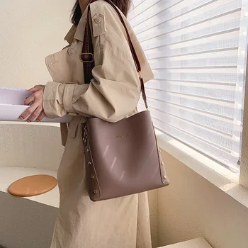 La moda remache bolsa de cubos para las mujeres del diseñador de amplia correa de hombro bolsos de lujo de la pu de cuero de crossbody bolso grande bolso grande de compuestos bolso